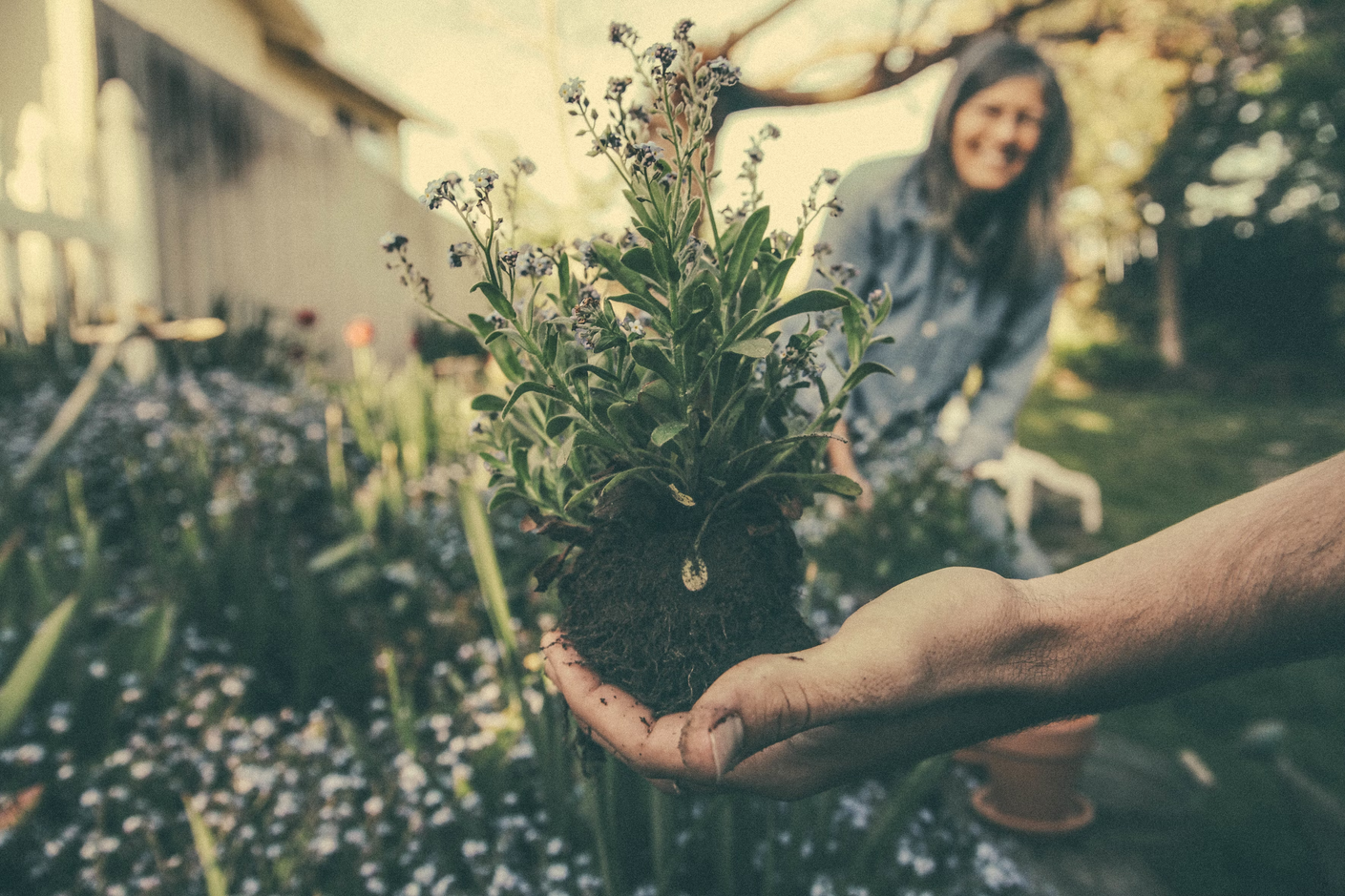 Gartnere med en blomster i hånden