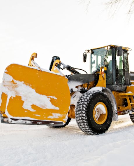 Brøytebil som rydder snø